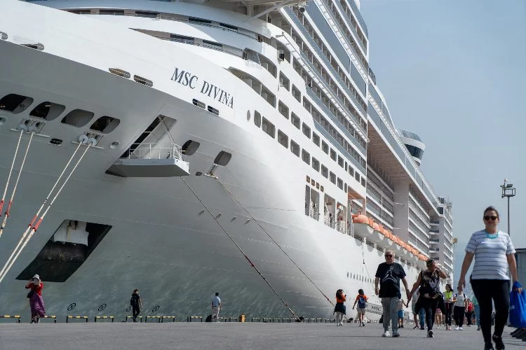 İzmir Limanı, MSC Divina kruvaziyer gemisini ağırlıyor