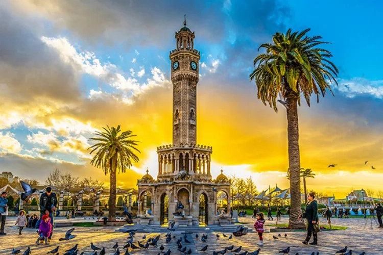 İzmir: Tarihin ve doğal güzelliklerin buluştuğu şehir