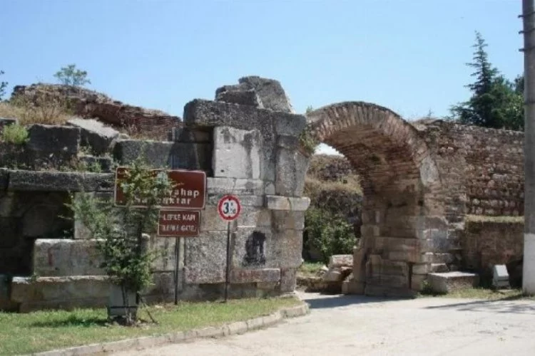 İznik'te tarihi kemer yıkılıyor