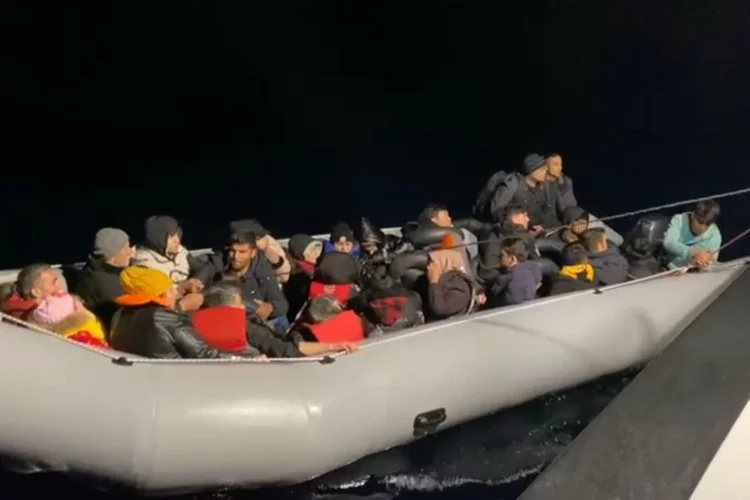 Kaçak göçmenler sahil güvenlik ekiplerince kurtarıldı