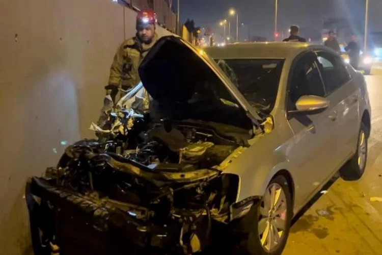 Bursa'da otomobil duvara çarparak durabildi: 2 Yaralı!