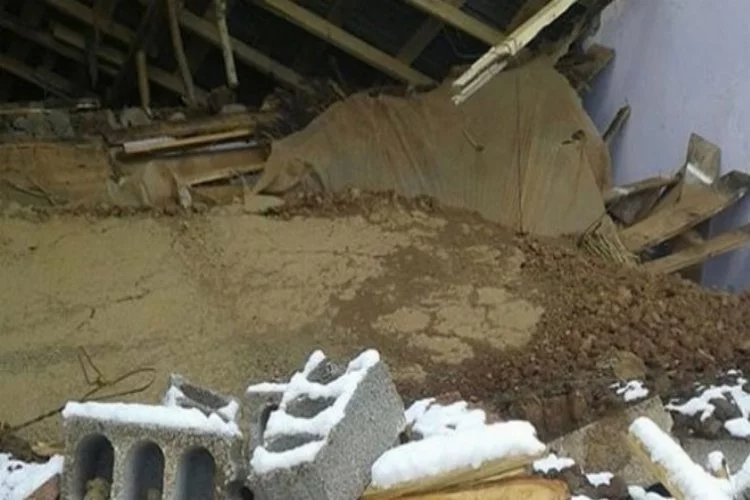 Kar yüzünden bir ev çöktü
