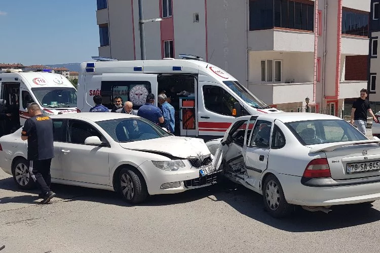 Karabük'te iki araç çarpıştı: 4 yaralı!