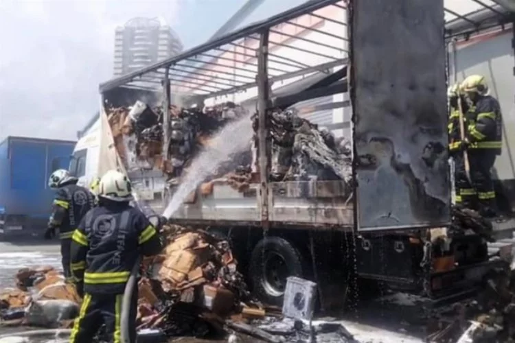 Kargo kamyonu yandı yüzlerce kargo küle döndü