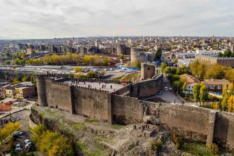 Kentin tarihi ve kültürel zenginliğini yansıtan önemli bir simge: Diyarbakır Surları