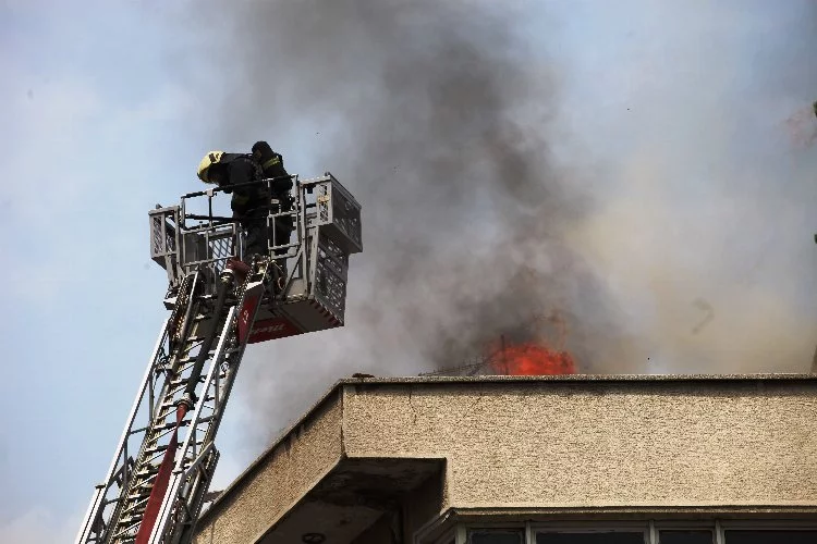 Konya'da 4 katlı apartmanın çatısında yangın
