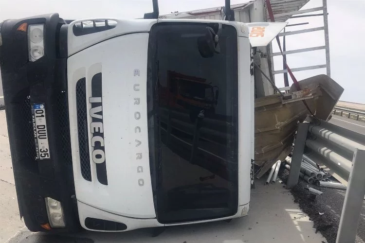 Konya'da kamyon devrildi: 1 yaralı!