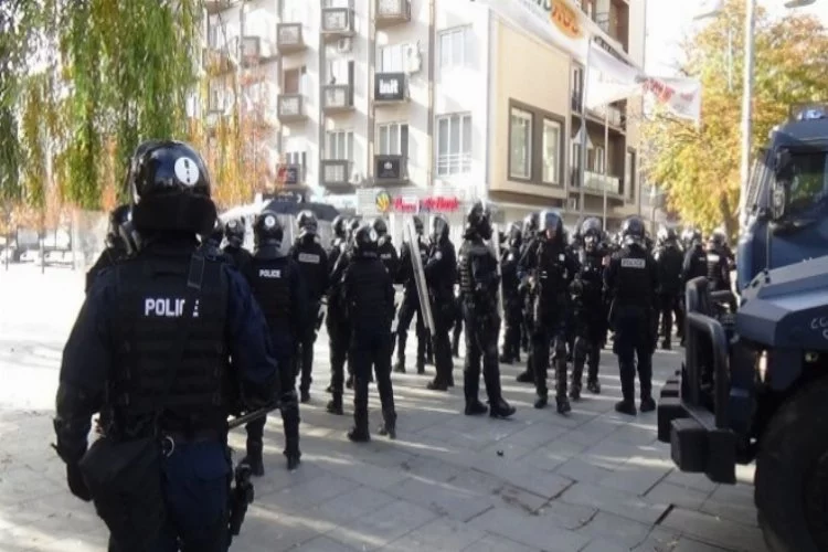 Kosova'da muhalifler sokaklara döküldü
