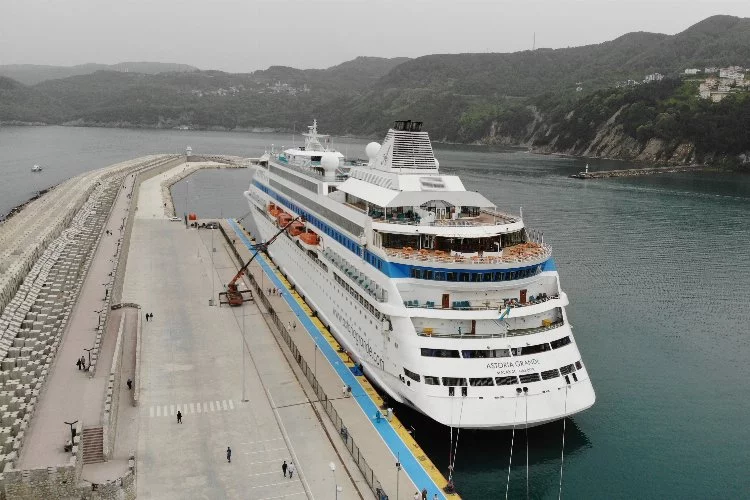 Kruvaziyer gemisi 898 yolcu ve 438 personeli ile Bartın'da