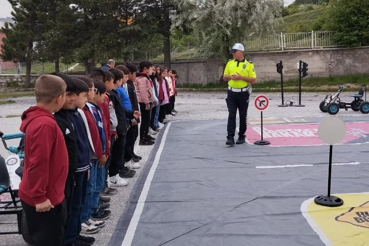 Kütahya’da ilkokul öğrencilerine trafik eğitimi