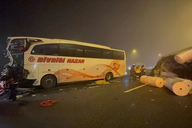 Kuzey Marmara Otoyolu'nda yolcu otobüsü, TIR'a çarptı: Yaralılar var!
