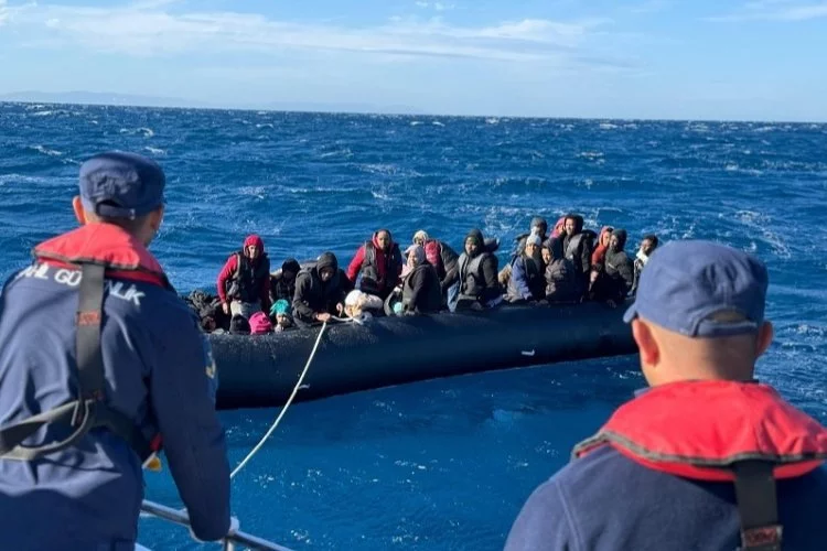 Lastik botta 37 düzensiz göçmen kurtarıldı