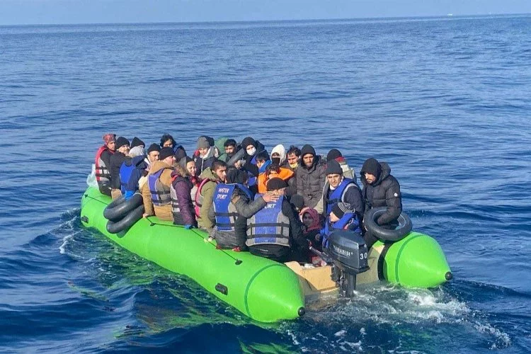 Lastik bot içinde 7’si çocuk 24 kaçak göçmen yakalandı