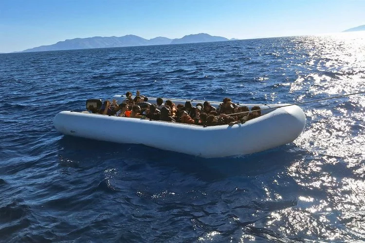 Lastik bot içindeki 25 düzensiz göçmen kurtarıldı