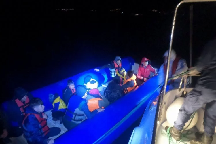 Lastik botlardaki düzensiz göçmenler karaya çıkarıldı