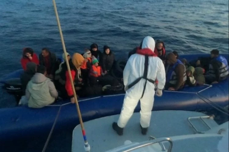 Lastik botta 42 kaçak göçmen yakalandı