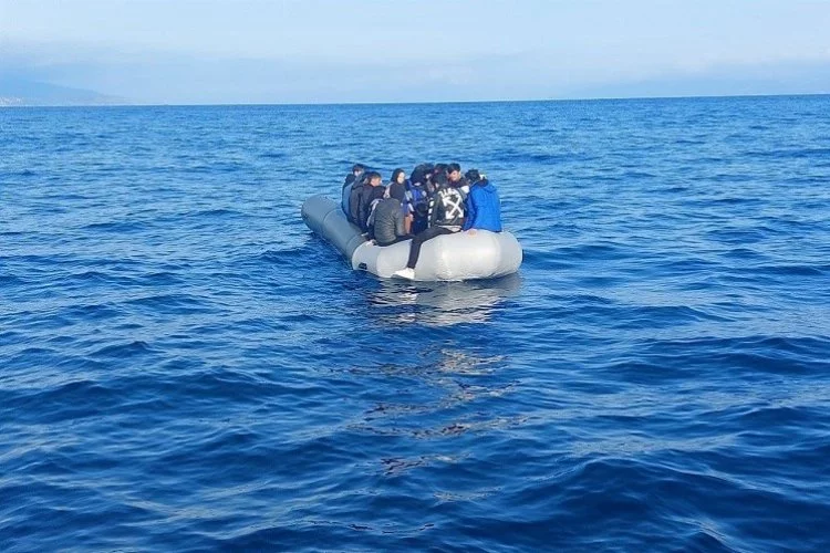 Lastik botta sürüklenen göçmenler kurtarıldı