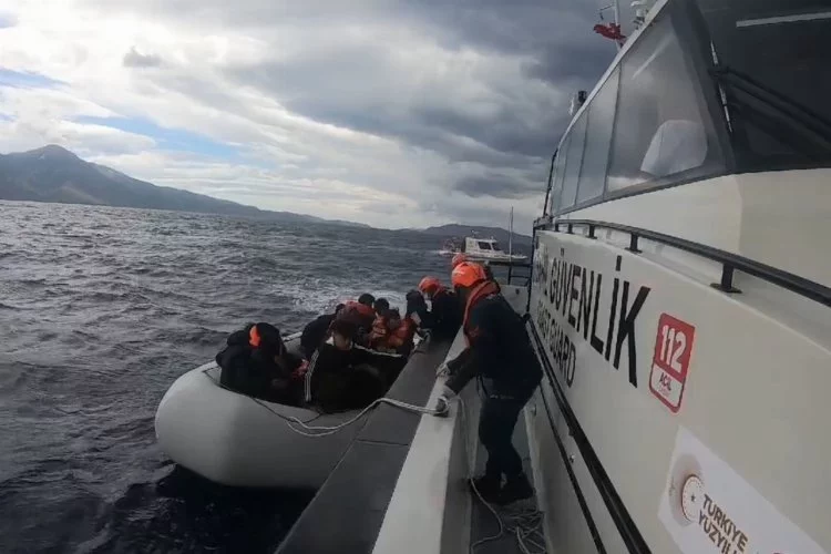 Lastik bottaki 15 düzensiz göçmen kurtarıldı