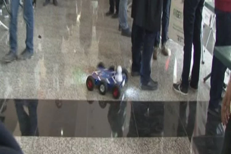 Lise öğrencileri elele verip robot yaptılar