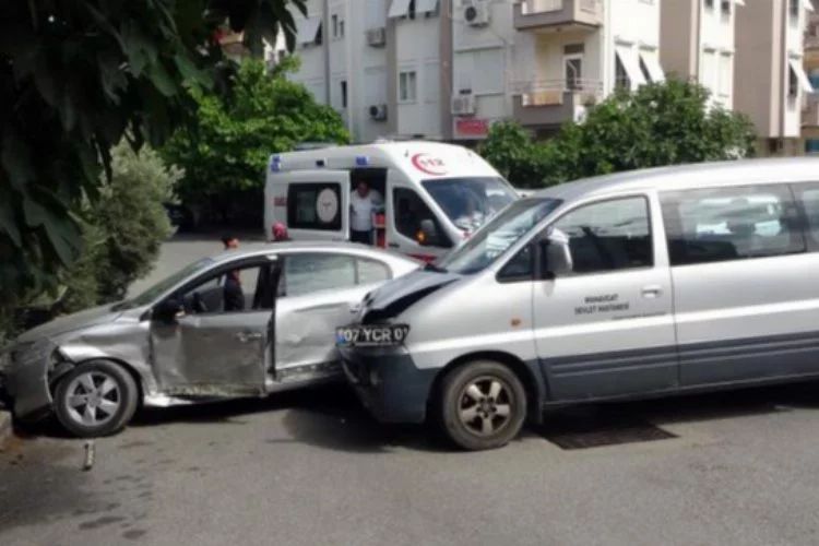 Manavgat'ta resmi araç Kazası!