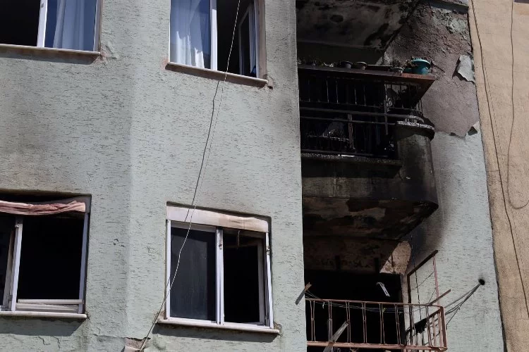 Manisa'da ev yangını: 1'i ağır 5 yaralı