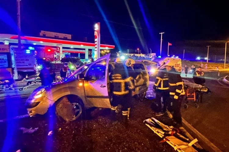 Mardin'de hafif ticari araç kontrolden çıkarak devrildi: 4 yaralı