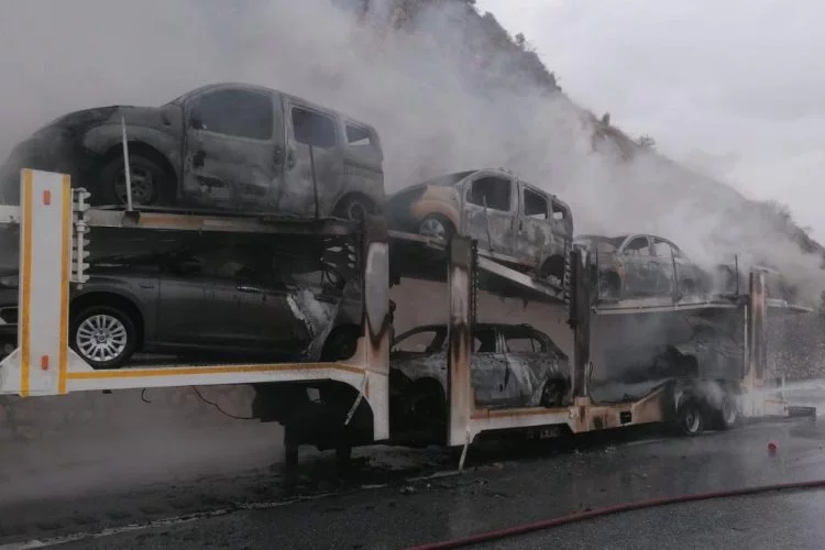 Mersin'de araç yüklü tırda yangın çıktı