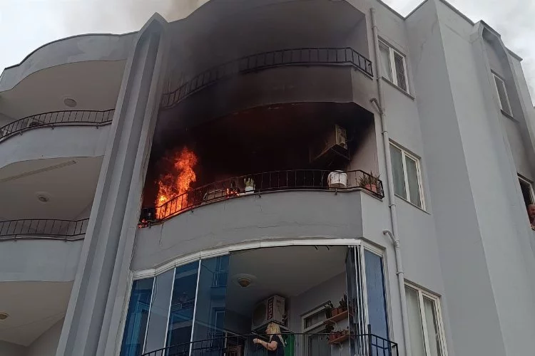 Mersin’de çıkan ev yangınında 1 kişi yaralandı!
