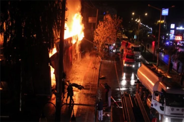 Mersin'de dev yangın! Fabrika alev alev yandı