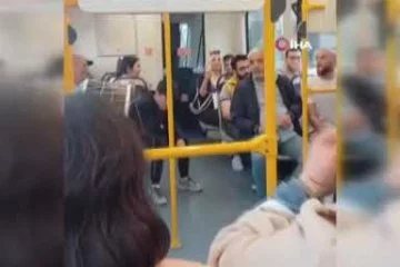 Metro vagonunda mini konser resitali