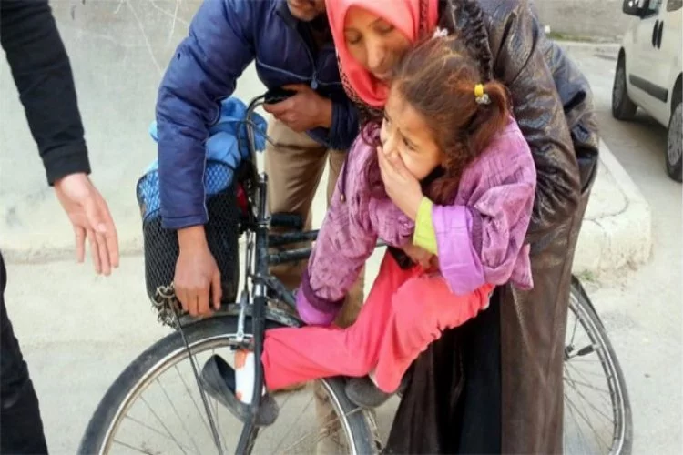 Minik kızın ayağı bisiklet tekerine sıkıştı