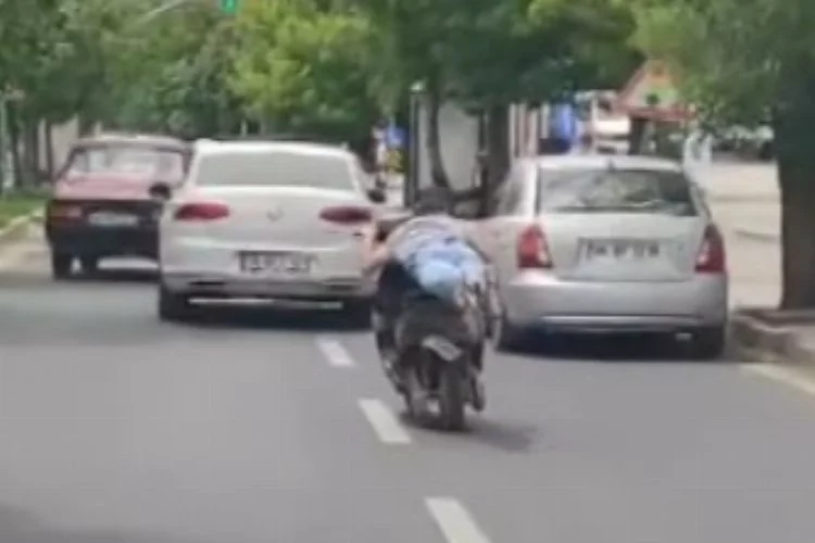 Motosiklet sürücüsü trafiktekilerin canını hiçe saydı!