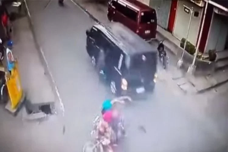 Motosikletin sürücüsü minibüse çarptı