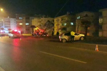 Mudanya'da otomobil direğe çarptı