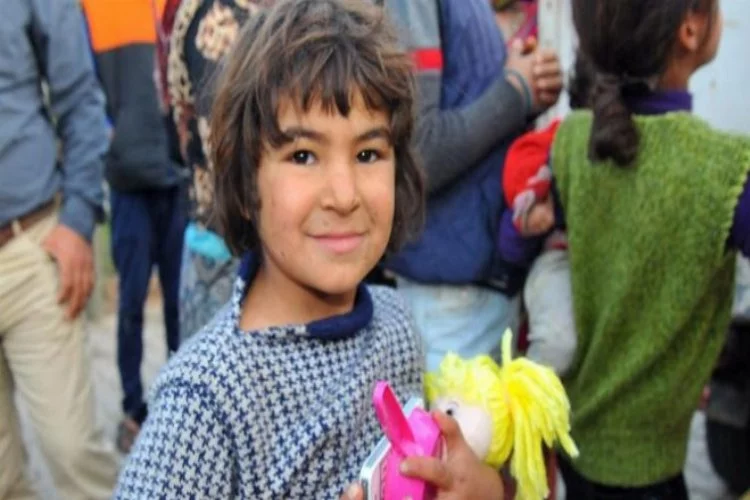 Mülteci çocukların mutluluğu gözlerinden okunuyor