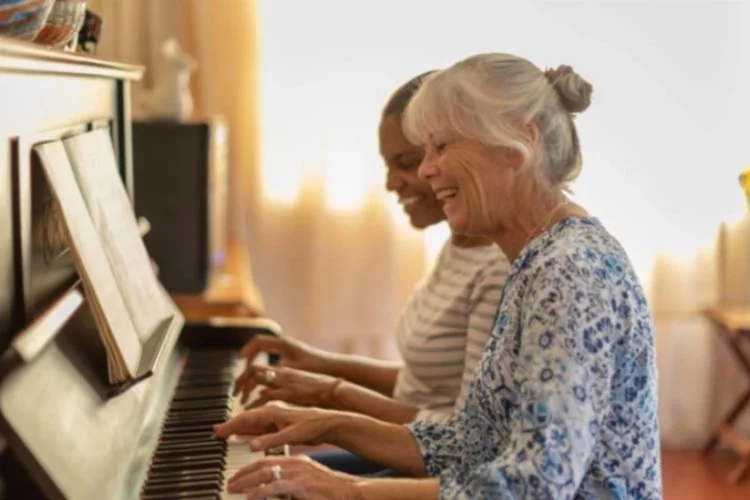 Müzikle uğraşmak ilerleyen yaşlarda beyin sağlığının korunmasına yardımcı oluyor