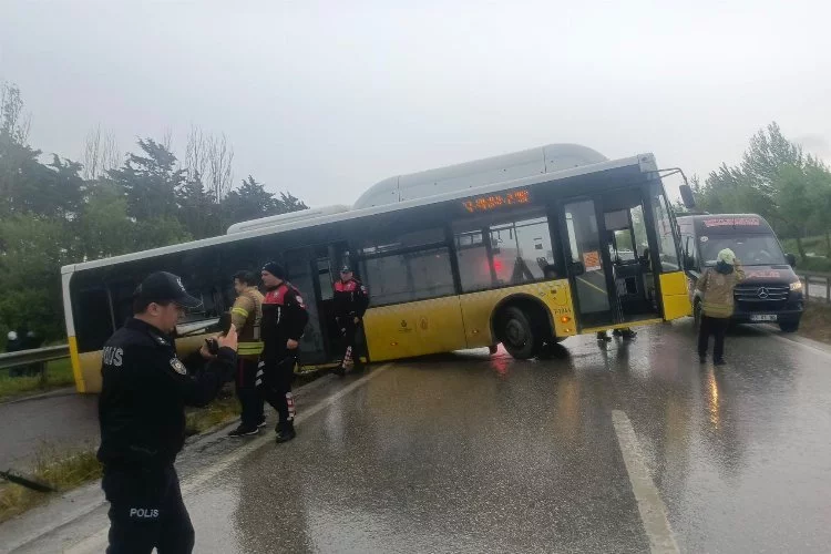Otobüs kaygan yolda kontrolden çıktı!