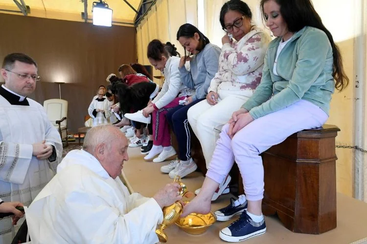 Papa Francis, 12 kadın mahkumun ayağını yıkayıp öptü