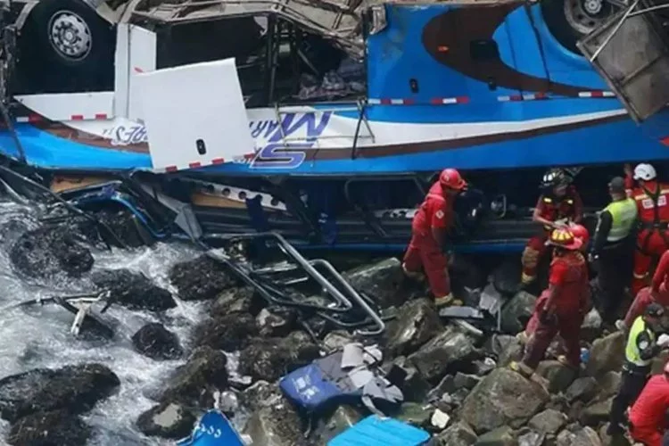 Peru'da yolcu otobüsü nehre düştü! Çok sayıda ölü ve yaralı var
