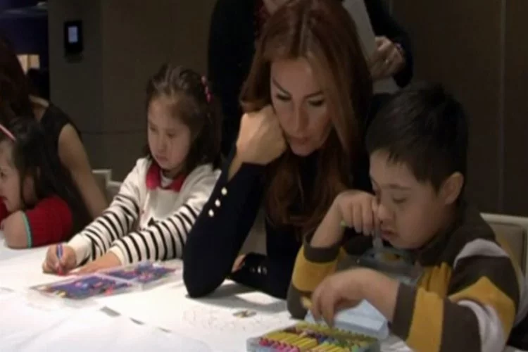 Pınar Altuğ çocuklarla mandala boyadı