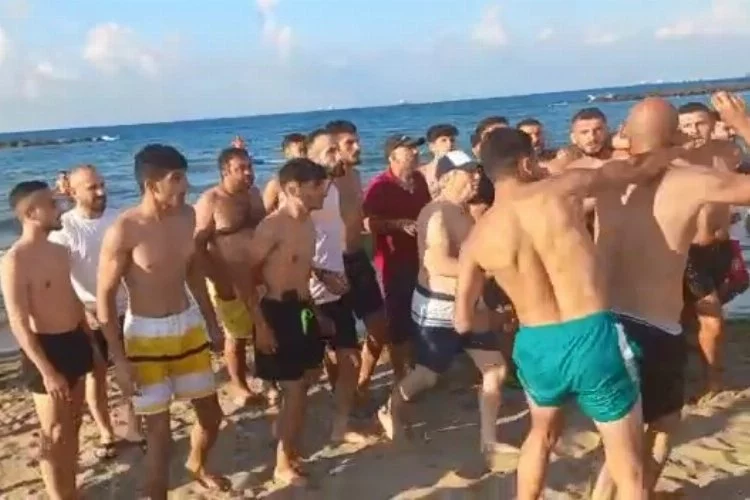Plajda şortunu indiren iki kişiye meydan dayağı: Denizden çıkarıp dövdüler