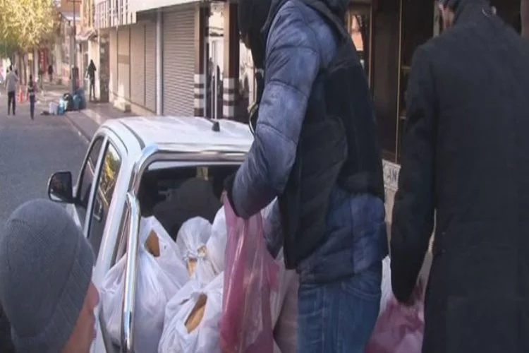 Polis mahalleliye poşet poşet ekmek dağıttı