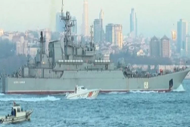 Rus savaş gemisi Boğaz'dan geçti!