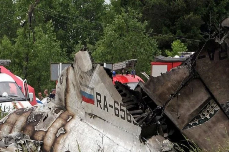 Rusya'ya ait yolcu uçağı düştü!