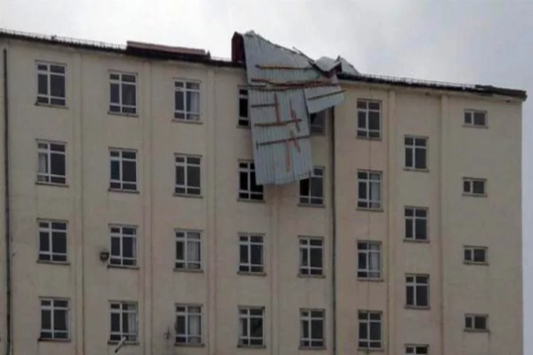 Rüzgar yüzünden okul çatıları uçtu