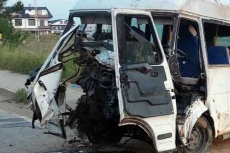 Sakarya'da kazada hurdaya dönen aracın sürücüsü öldü