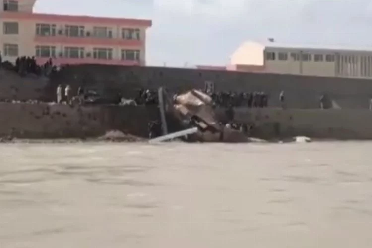 Afganistan'da askeri helikopter nehir kıyısına düştü