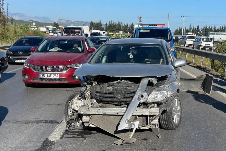 Antalya'da araç bariyerlere çarptı: 1 yaralı!