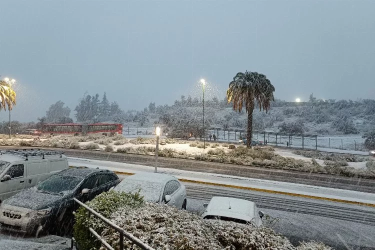 Şili'de yoğun kar yağışı sonucu sokaklar beyaz örtüyle kaplandı