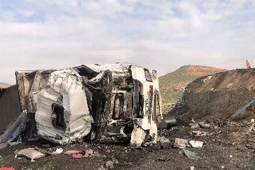Şırnak'ta korkutan kaza: Tır devrildi, sürücü yaralandı!